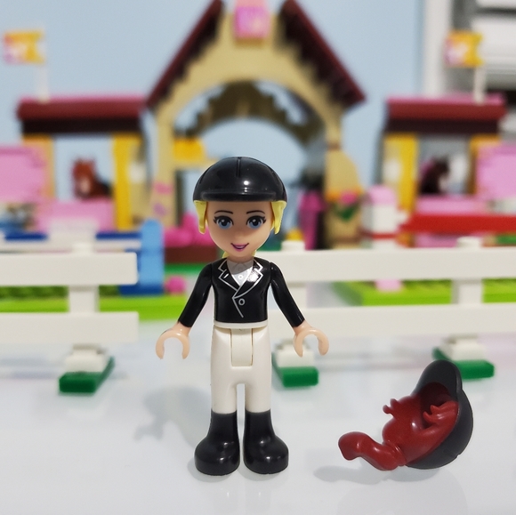 LEGO 3189 Friends Heartlake Stables Set - Picture 2 of 9